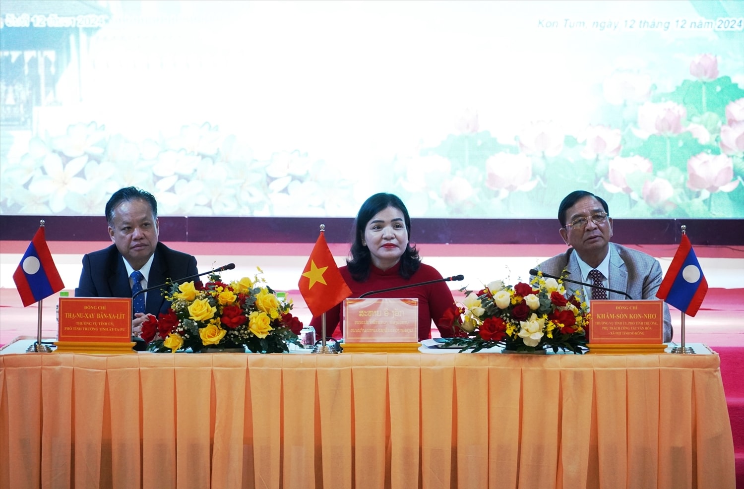 Bà Y Ngọc (ngồi giữa), Phó Chủ tịch UBND tỉnh Kon Tum phát biểu tại Hội nghị Bà Y Ngọc - Phó Chủ tịch UBND tỉnh Kon Tum dự và phát biểu tại Hội nghị