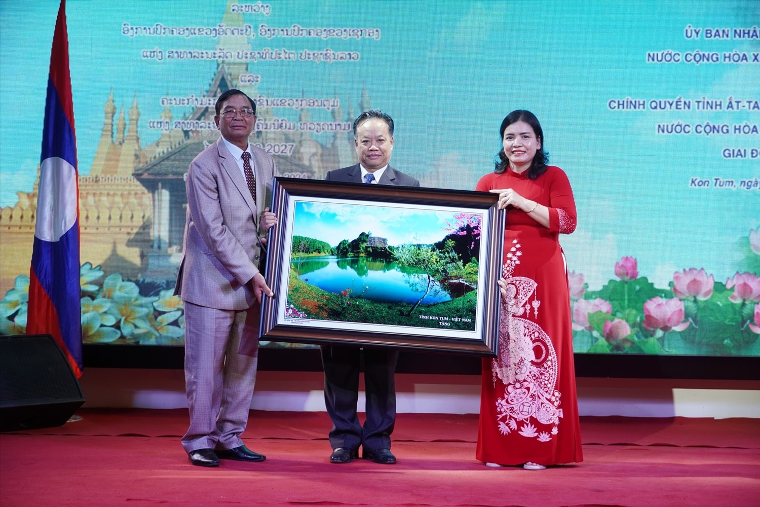 Tỉnh Kon Tum trao tặng quà lưu niệm cho tỉnh bạn Attapư và Sê Kông Tỉnh Kon Tum trao tặng quà lưu niệm cho tỉnh bạn Attapư và Sê Kông