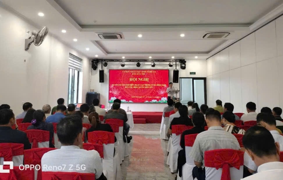 Trưởng phòng chính sách, Ban Dân tộc Nghệ An Nguyễn Mạnh Hùng: Nhờ hoạt động tuyên truyền được đẩy mạnh mà nhận thức, hiểu biết của người dân về các chủ trương, chính sách của Đảng và Nhà nước đã có nhiều chuyển biến tích cực hơn. Trưởng phòng chính sách, Ban Dân tộc Nghệ An Nguyễn Mạnh Hùng: Nhờ hoạt động tuyên truyền được đẩy mạnh mà nhận thức, hiểu biết của người dân về các chủ trương, chính sách của Đảng và Nhà nước đã có nhiều chuyển biến tích cực hơn.