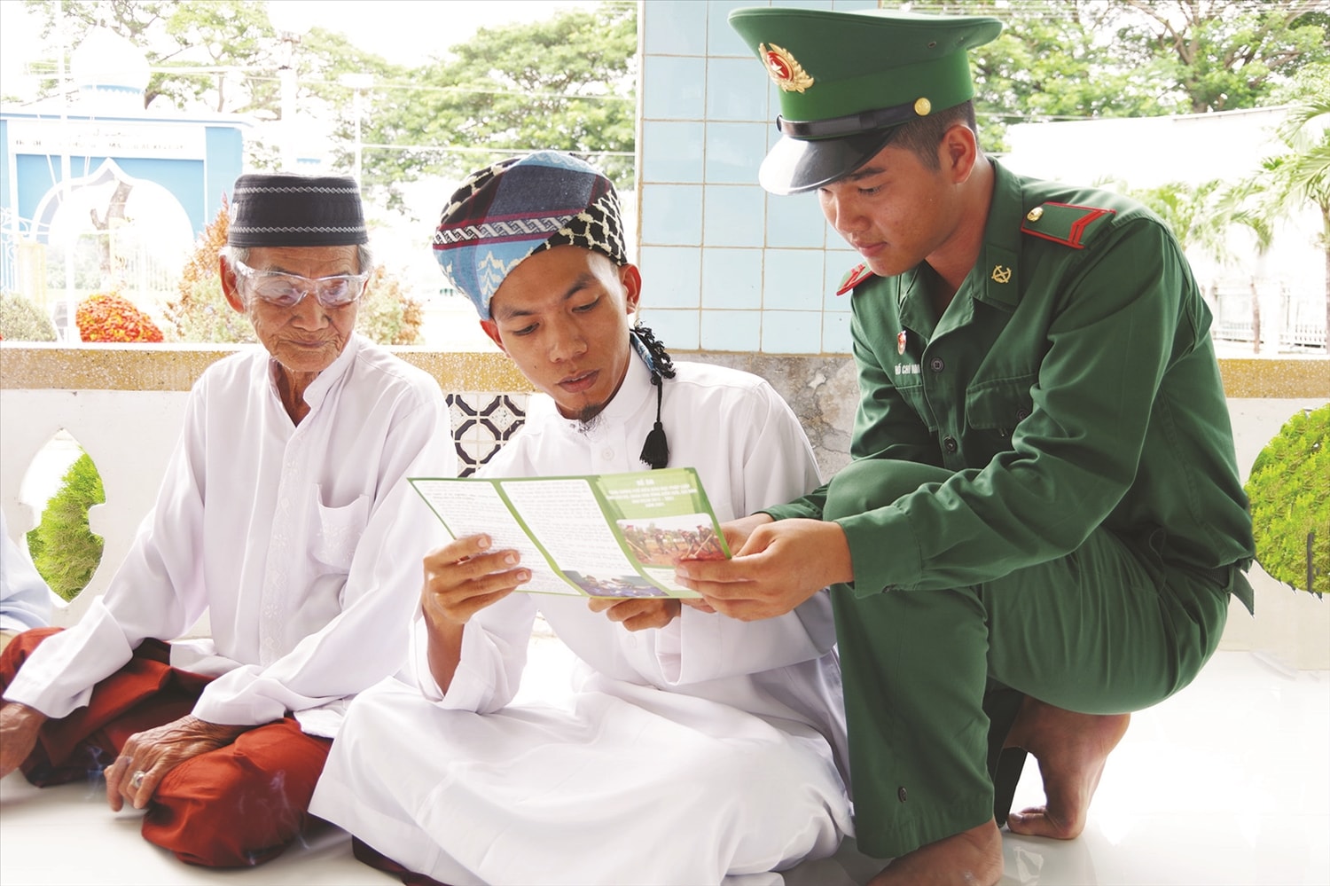 BĐBP An Giang tích cực đưa pháp luật vào đời sống người dân một cách đơn giản, dễ hiểu,  dễ thực hiện mà không khô cứng. Ảnh: TUẤN KIỆT