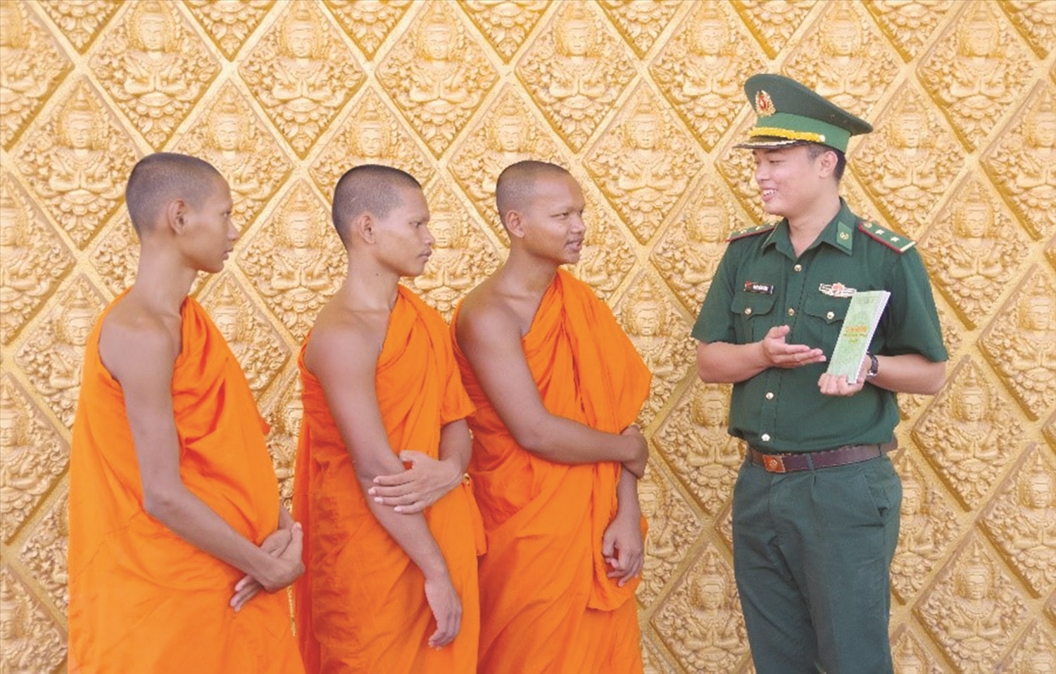 Cán bộ Đồn Biên phòng cửa khẩu quốc tế Tịnh Biên, BĐBP An Giang tuyên truyền Luật Biên phòng Việt Nam  cho các chư tăng, phật tử tại chùa Mới.
