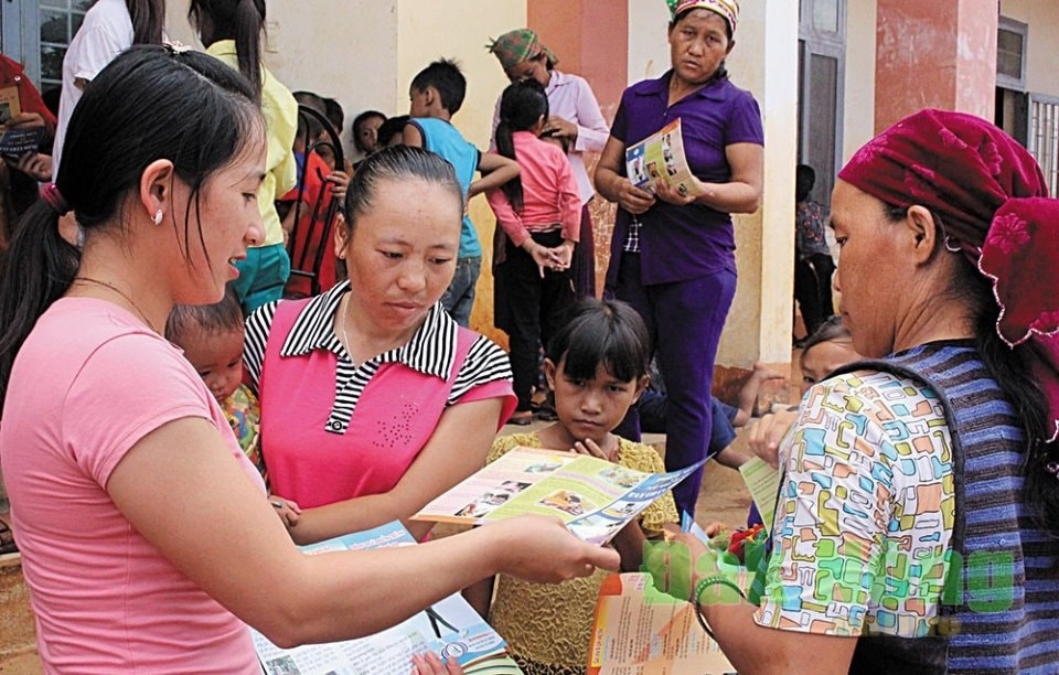 Nhân viên y tế tuyên truyền, nâng cao hiểu biết cho người dân thôn Năm Tầng, xã Đăk R'la, huyện Đăk Mil về chính sách dân số. Nhân viên y tế tuyên truyền, nâng cao hiểu biết cho người dân thôn Năm Tầng, xã Đăk R'la, huyện Đăk Mil về chính sách dân số.