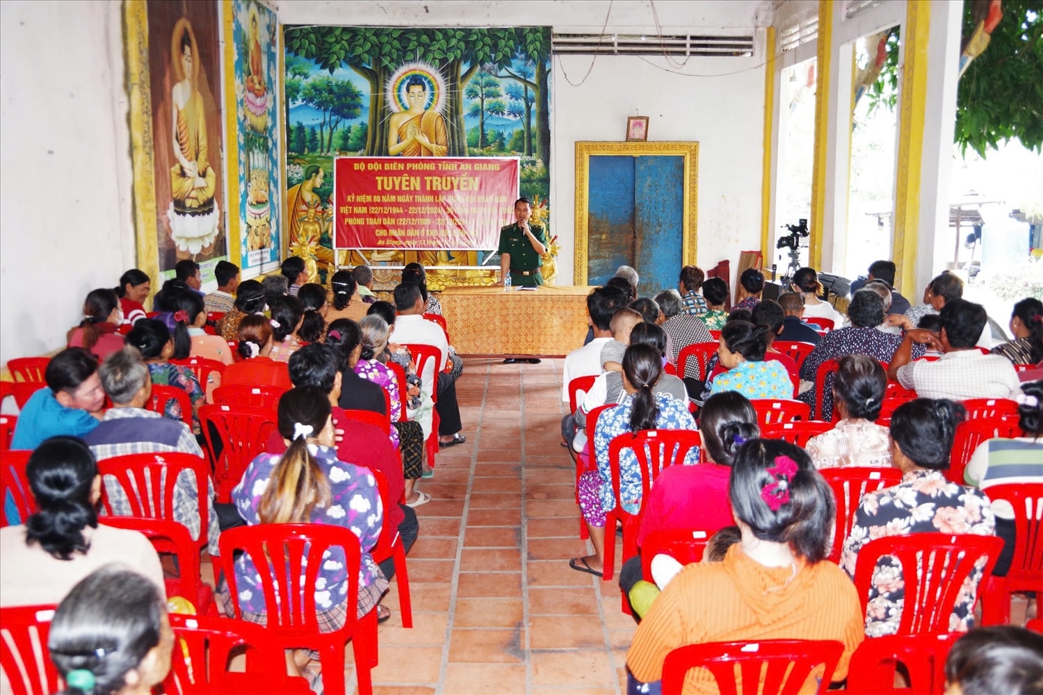 Đông đảo bà con Nhân dân nghe tuyên truyền về lịch sử 80 năm của Quân đội Nhân dân Việt Nam