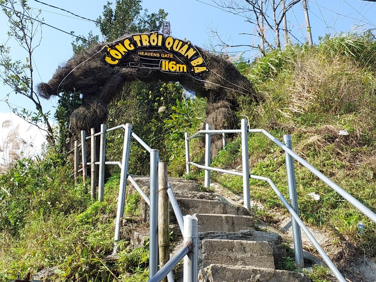 Lối lên cổng trời Quản Bạ, nơi du khách được khám phá vẻ đẹp kỳ thú và bí ẩn của đá núi.  
