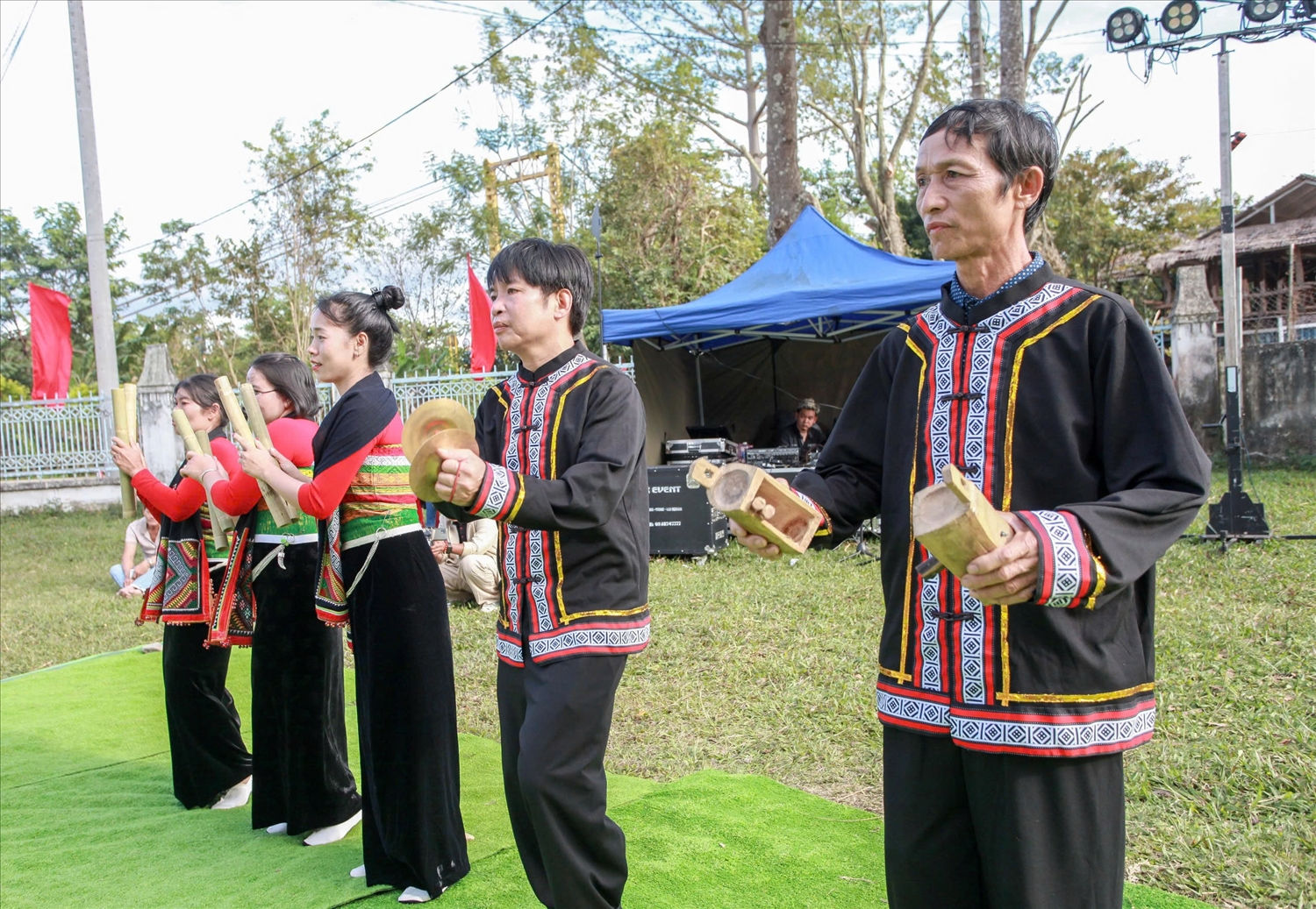 Các nghệ nhân trình diễn những nhạc cụ truyền thống của dân tộc Thái Các nghệ nhân trình diễn những nhạc cụ truyền thống của dân tộc Thái