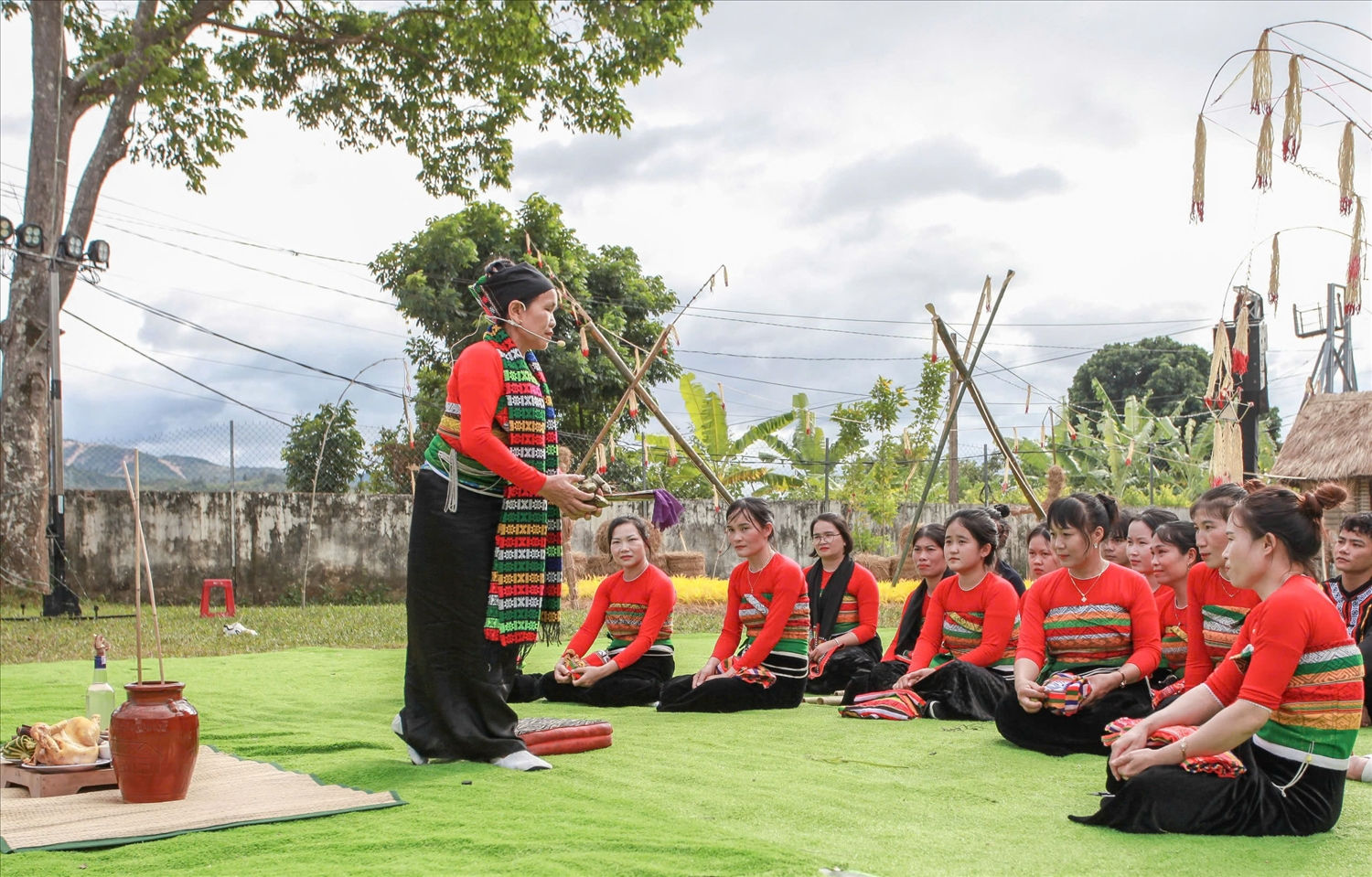 Các nghệ nhân tái hiện lại nghi lễ truyền thống của dân tộc Thái Các nghệ nhân tái hiện lại nghi lễ truyền thống của dân tộc Thái