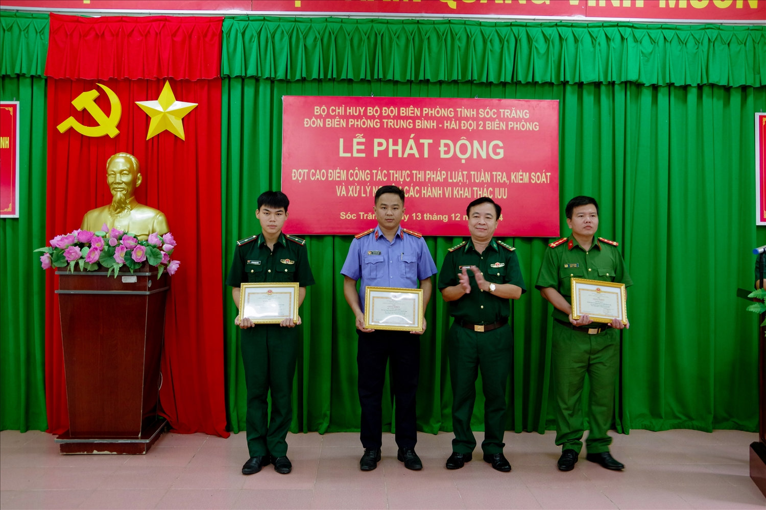 Đại tá Nguyễn Trìu Mến, Chính ủy BĐBP tỉnh Sóc Trăng trao giấy khen cho các tập thể, cá nhân có thành tích đột xuất trong đấu tranh phòng, chống ma túy và tội phạm năm 2024