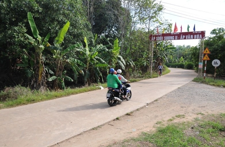 Diện mạo nông thôn mới ở vùng đồng bào DTTS tỉnh Đồng Nai. (Trong ảnh: Hệ giao thông nông thôn được nâng cấp mở rộng đáp ứng nhu cầu đi lại, vận chuyển hàng hóa của người dân ở xã Phú Vinh, Định Quán – một địa phương có 72% dân số là đồng bào DTTS). Diện mạo nông thôn mới ở vùng đồng bào DTTS tỉnh Đồng Nai. (Trong ảnh: Hệ giao thông nông thôn được nâng cấp mở rộng đáp ứng nhu cầu đi lại, vận chuyển hàng hóa của người dân ở xã Phú Vinh, Định Quán – một địa phương có 72% dân số là đồng bào DTTS).