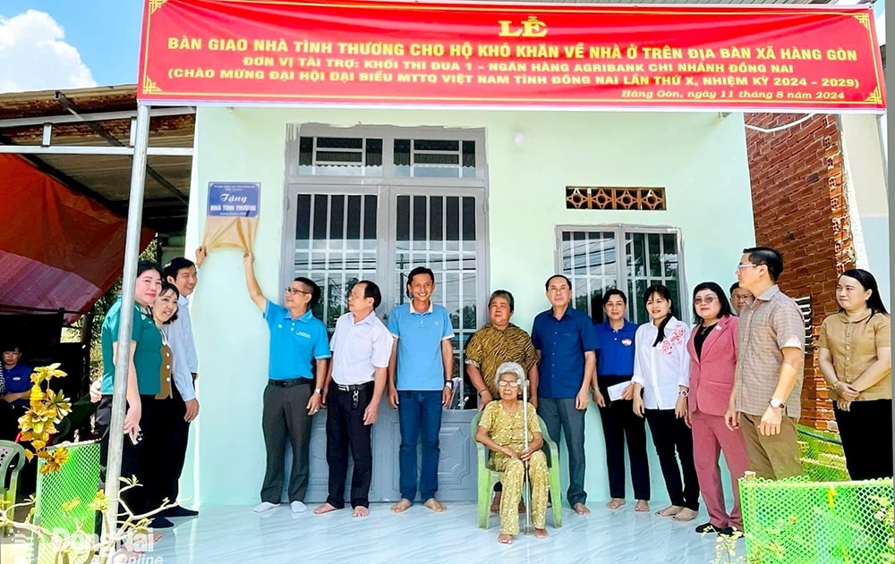Với nguồn lực huy động được, tỉnh Đồng Nai tiếp tục duy trì kết quả thực hiện phong trao chung tay xóa nhà tạm, nhà dột nát. (Trong ảnh: Hỗ trợ xây mới nhà ở cho gia đình bà Lê Thị Nguyên, ở xã Hàng Gòn, TP. Long Khánh) Với nguồn lực huy động được, tỉnh Đồng Nai tiếp tục duy trì kết quả thực hiện phong trao chung tay xóa nhà tạm, nhà dột nát. (Trong ảnh: Hỗ trợ xây mới nhà ở cho gia đình bà Lê Thị Nguyên, ở xã Hàng Gòn, TP. Long Khánh)