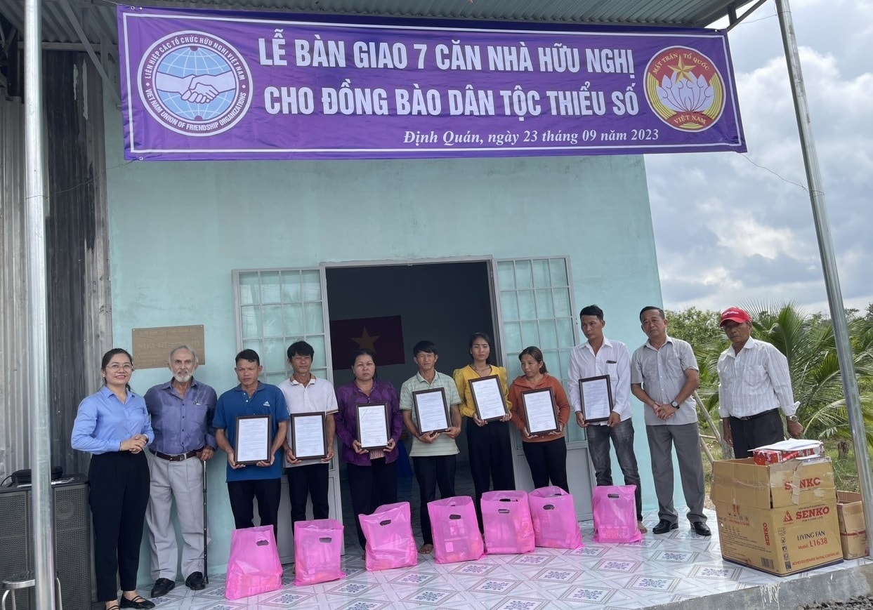 Dự án “Xây dựng 07 căn nhà hữu nghị” cho các gia đình DTTS khó khăn về nhà ở tại xã Thanh Sơn, huyện Định Quán do tổ chức Les Enfants du Dragon (LEDD/Pháp) tài trợ, do Ban Dân tộc tỉnh thực hiện. Dự án đã xây mới nhà ở cho 7 hộ đồng bào DTTS ở Thanh Sơn, được bàn giao cuối tháng 9/2023. Dự án “Xây dựng 07 căn nhà hữu nghị” cho các gia đình DTTS khó khăn về nhà ở tại xã Thanh Sơn, huyện Định Quán do tổ chức Les Enfants du Dragon (LEDD/Pháp) tài trợ, do Ban Dân tộc tỉnh thực hiện. Dự án đã xây mới nhà ở cho 7 hộ đồng bào DTTS ở Thanh Sơn, được bàn giao cuối tháng 9/2023.