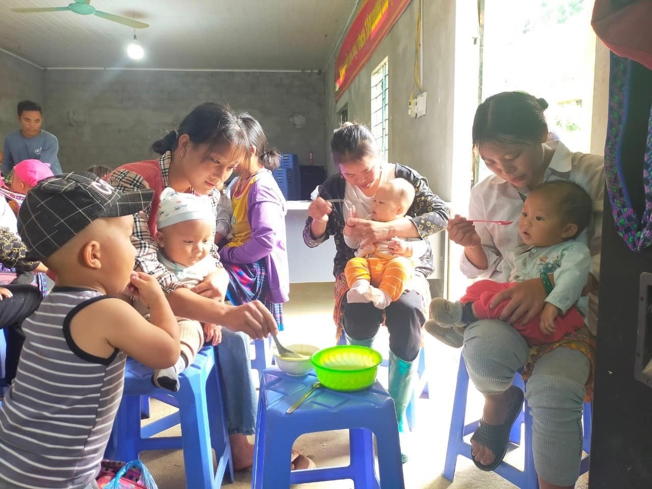 Nâng cao thể trạng, tầm vóc người DTTS; phòng chống suy dinh dưỡng trẻ em là những nội dung trọng tâm của Dự án 7 thuộc Chương trình MTQG 1719 đang được các địa phương tích cực triển khai. (Trong ảnh: Mô hình Câu lạc bộ “Cải thiện thực hành chăm sóc và nuôi dưỡng trẻ nhỏ dựa vào cộng đồng” từ vốn Dự án 7 đang được triển khai ở huyện Bắc Hà, tỉnh Lào Cai)