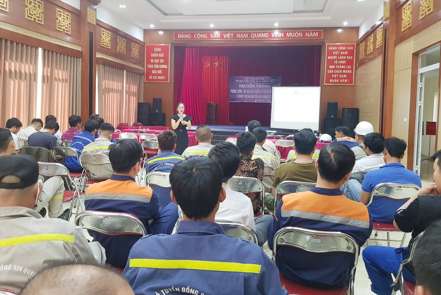 Trung tâm Kiểm soát bệnh tật tổ chức truyền thông về tác hại của thuốc lá tại các nhà máy, xí nghiệp trên địa bàn