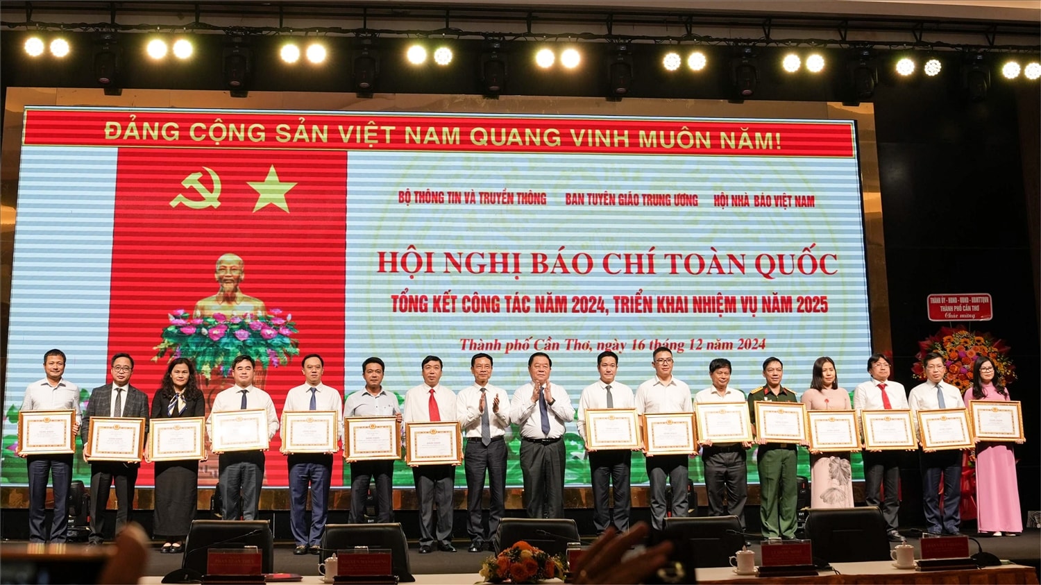 Ban Tuyên giáo Trung ương trao tặng Bằng khen đơn vị có thành tích xuất sắc trong công tác báo chí năm 2024 Ban Tuyên giáo Trung ương trao tặng Bằng khen đơn vị có thành tích xuất sắc trong công tác báo chí năm 2024