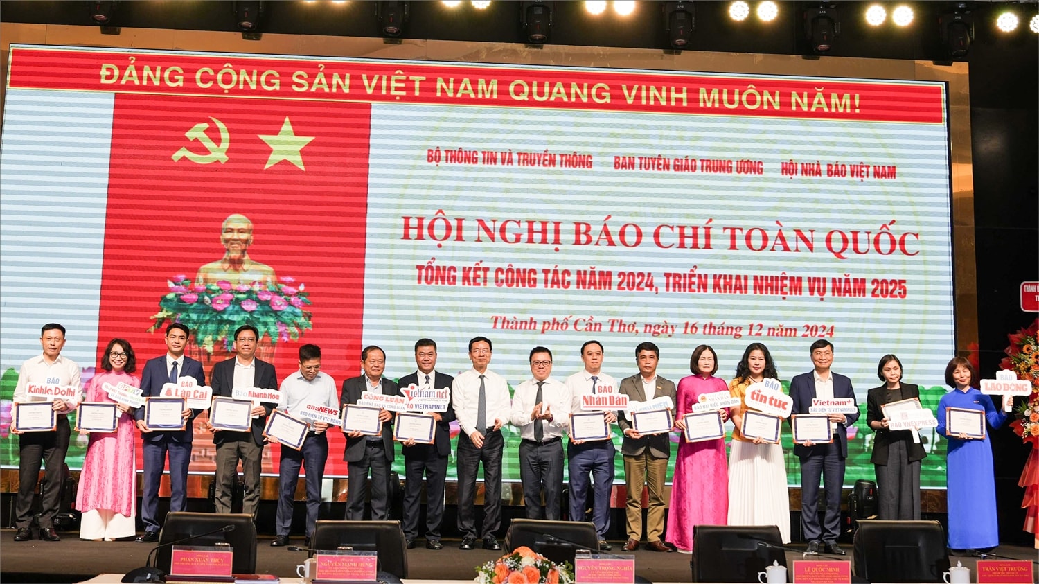 Bộ Thông tin và Truyền thông tặng Giấy chứng nhận đạt mức xuất sắc về trưởng thành chuyển đổi số báo chí năm 2024 Bộ Thông tin và Truyền thông tặng Giấy chứng nhận đạt mức xuất sắc về trưởng thành chuyển đổi số báo chí năm 2024