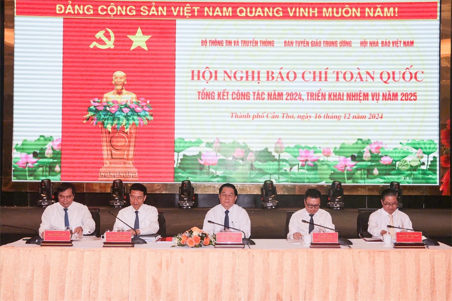 Các đồng chí lãnh đạo chủ trì Hội nghị Các đồng chí lãnh đạo chủ trì Hội nghị