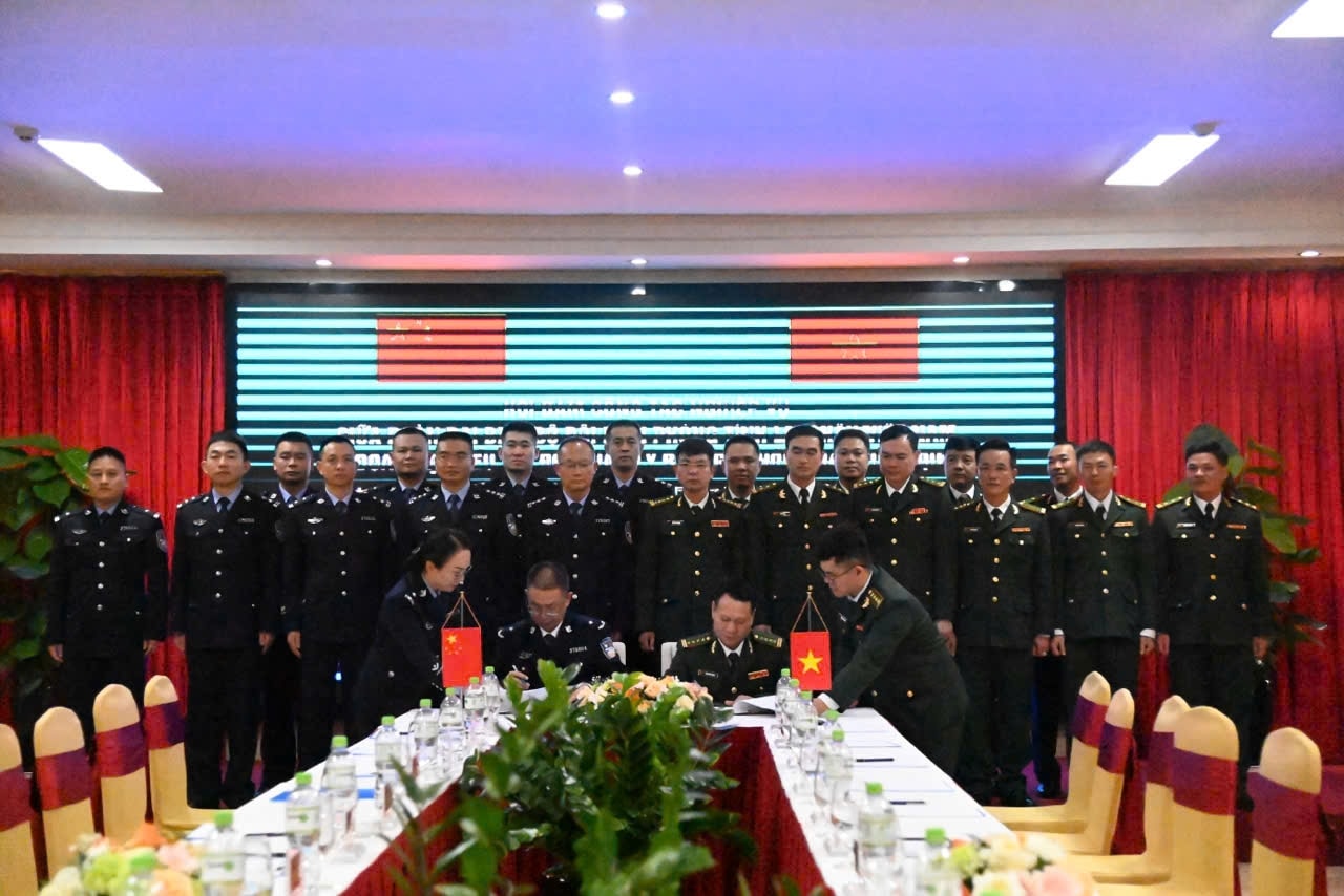 Đại tá Triệu Quốc Nguậy (bên phải), Chỉ huy trưởng BĐBP Lai Châu (Việt Nam), Trưởng đoàn ĐB BĐBP Lai Châu và đ.c Trương Bản Vũ, Trưởng Đoàn ĐB Chi đội QL Biên giới Hồng Hà, Vân Nam TQ ký kết biên bản hội đàm