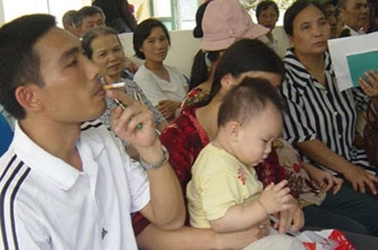Người nhà bệnh nhân vô tư hút thuốc trước nhiều bệnh nhân Người nhà bệnh nhân vô tư hút thuốc trước nhiều bệnh nhân
