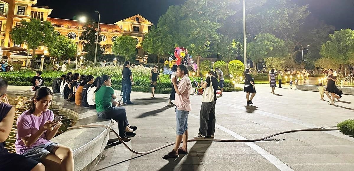 Người dân vô tư hút thuốc trong một sự kiện đông người Người dân vô tư hút thuốc trong một sự kiện đông người