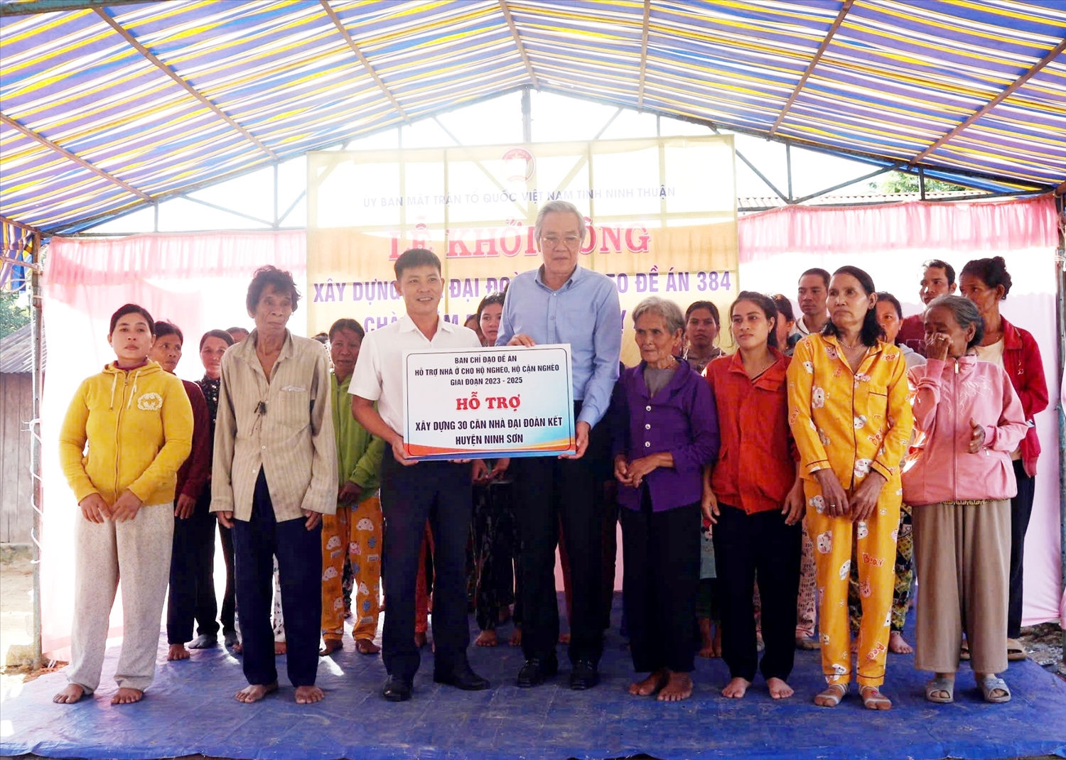 Ông Lê Văn Bình, Chủ tịch Ủy ban MTTQ Việt Nam  tỉnh Ninh Thuận trao bảng tượng trưng hỗ trợ xây dựng 30 căn nhà Đại đoàn kết tại xã Ma Nới, huyện Ninh Sơn. 