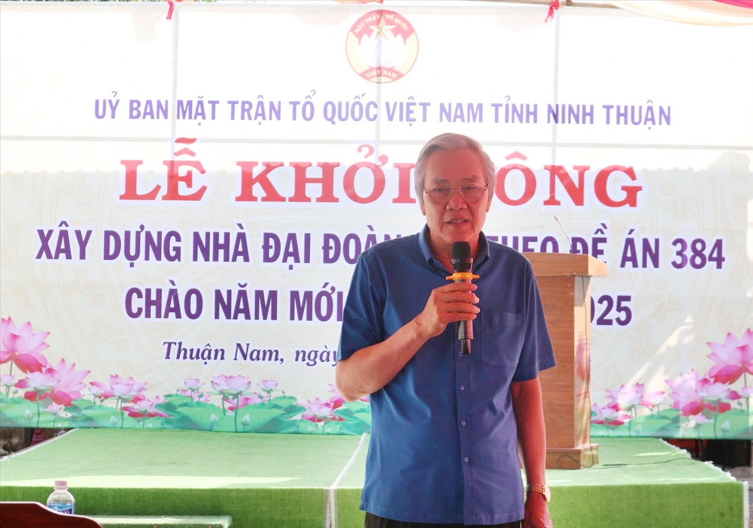 Ông Lê Văn Bình, Chủ tịch Ủy ban MTTQ Việt Nam  tỉnh Ninh Thuận phát biểu tại lễ khởi công xây dựng nhà Đại đoàn kết cho đồng bào Raglay xã Phước Hà, huyện Thuận Nam.