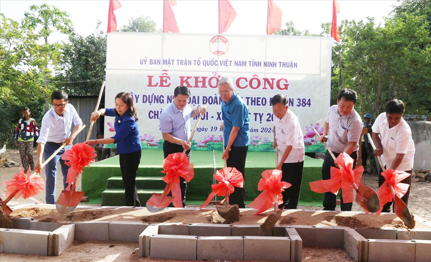 Các đại biểu thực hiện nghi thức Lễ khởi công xây dựng nhà Đại đoàn kết tại hộ bà Tà Thía Thị Tiết ở thôn Tân Hà, xã Phước Hà, huyện Thuận Nam.