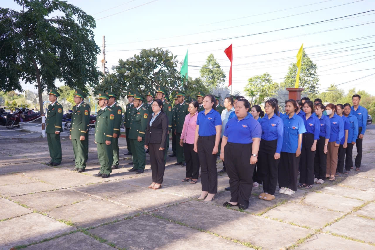 Đoàn công tác và Liên chi đoàn tham quan, tìm hiểu hiện vật, chiến tích tại nhà trưng bày, Đền thờ các Anh Hùng, Liệt sĩ tuyến đường 1C huyện Giang Thành, tỉnh Kiên Giang Đoàn công tác và Liên chi đoàn tham quan, tìm hiểu hiện vật, chiến tích tại nhà trưng bày, Đền thờ các Anh Hùng, Liệt sĩ tuyến đường 1C huyện Giang Thành, tỉnh Kiên Giang