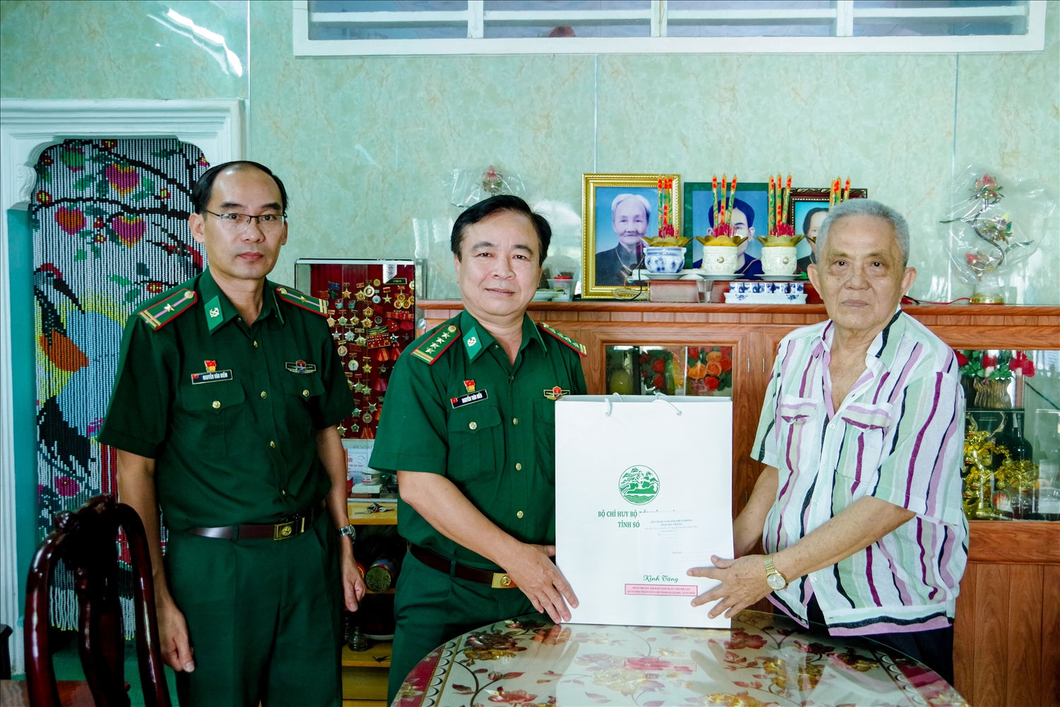 Sóc Trăng: Thăm hỏi, tặng quà nguyên cán bộ, thân nhân liệt sĩ, thương binh từng tham gia công tác khu vực biên giới 
