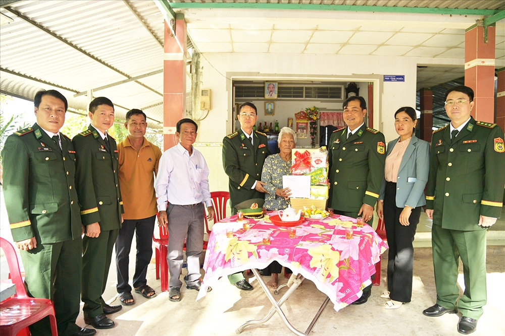 Đại tá Doãn Đình Tránh (kế bên trái Mẹ) - Phó Chính ủy BĐBP tỉnh Kiên Giang cùng các đoàn viên, thanh niên Liên chi đoàn thăm, tặng quà Mẹ Việt Nam Anh hùng Thị Hol Đại tá Doãn Đình Tránh (kế bên trái Mẹ) - Phó Chính ủy BĐBP tỉnh Kiên Giang cùng các đoàn viên, thanh niên Liên chi đoàn thăm, tặng quà Mẹ Việt Nam Anh hùng Thị Hol