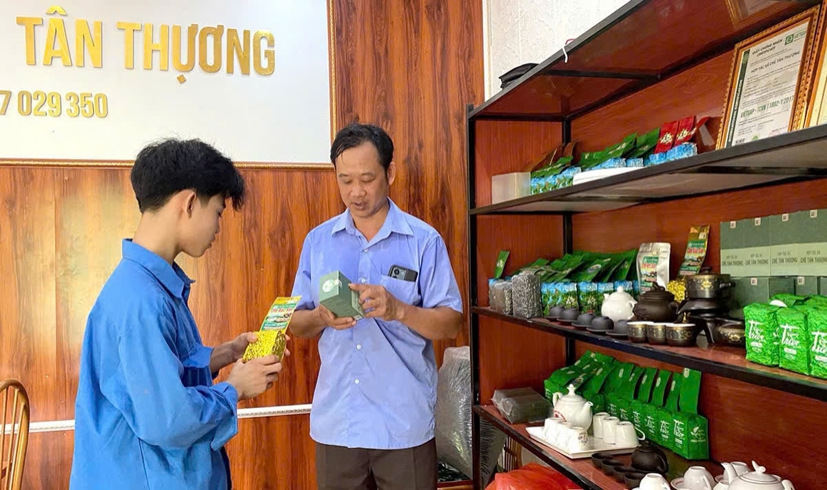 Anh Triệu Văn Đoan (bên phải) giới thiệu sản phẩm chè của HTX chè Tân Thượng. Anh Triệu Văn Đoan (bên phải) giới thiệu sản phẩm chè của HTX chè Tân Thượng.