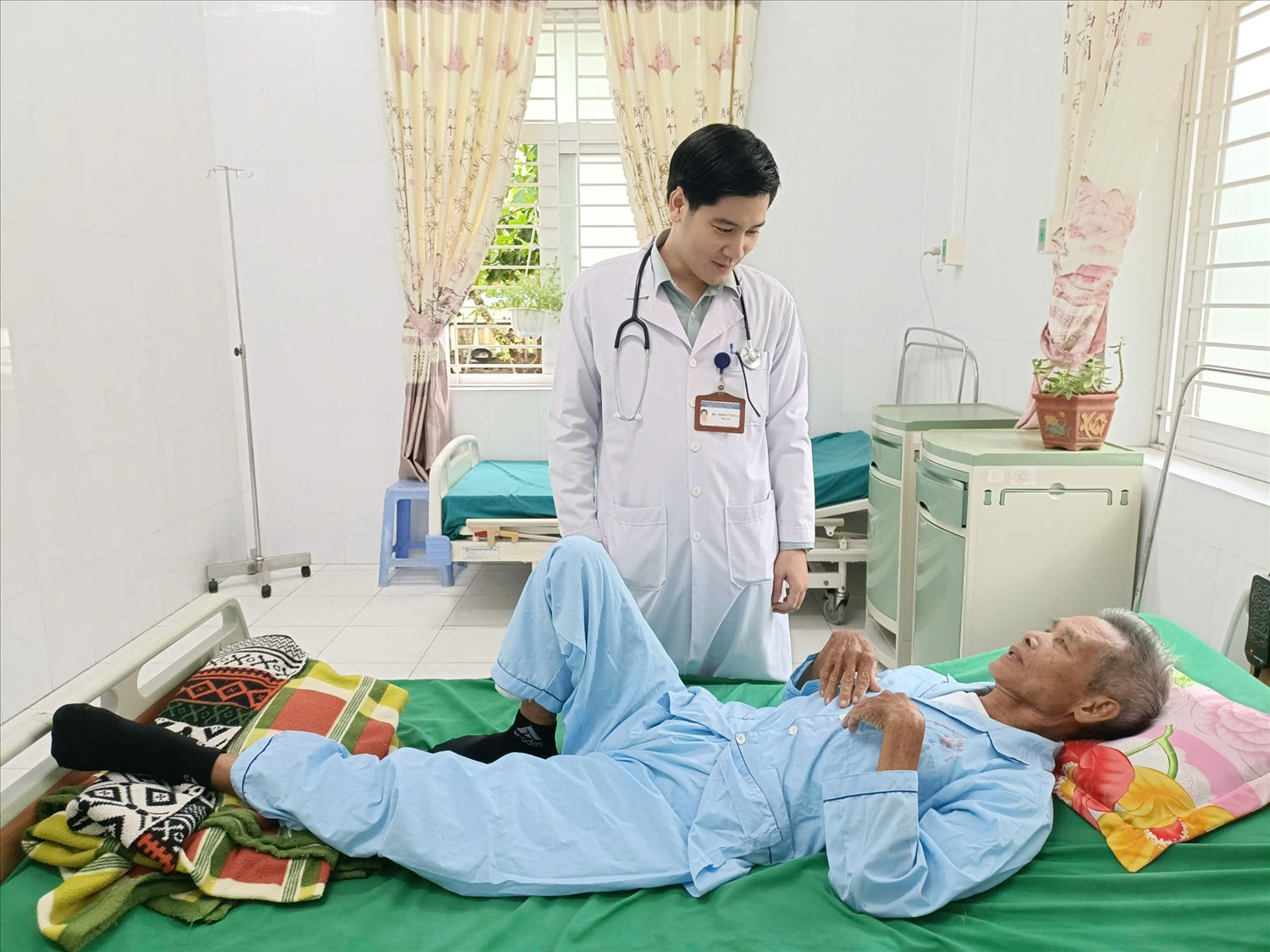 Bác sĩ Đinh Vĩ Đông ân cần chăm sóc bệnh nhân