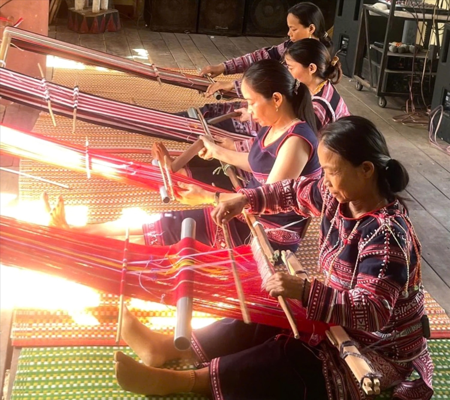 Gần 50 hộ dân ở Xí Thoại gắn bó với nghề dệt thổ cẩm.