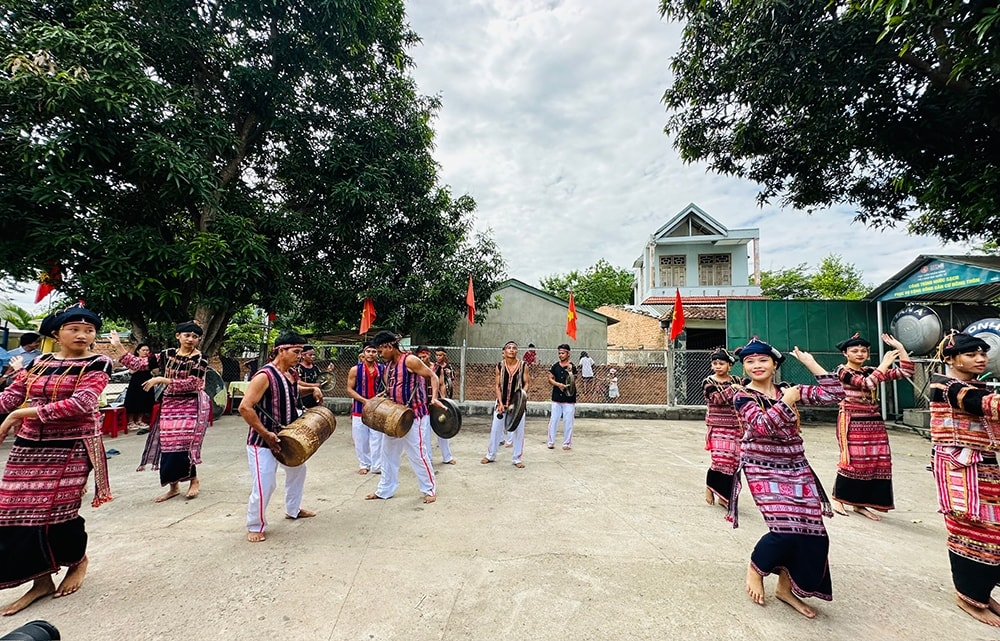 Trang phục thổ cẩm của người Ba Na trong các lễ hội.