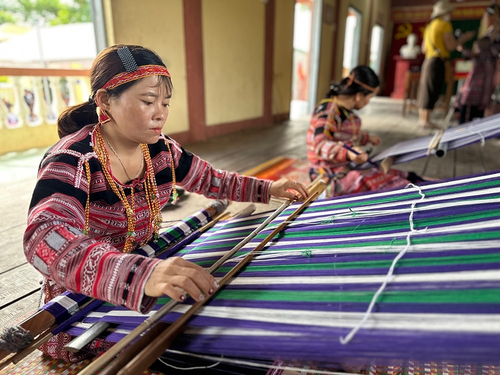 Sản phẩm thổ cẩm từ đa dạng từ những bàn tay khéo léo của người dân Xí Thoại.
