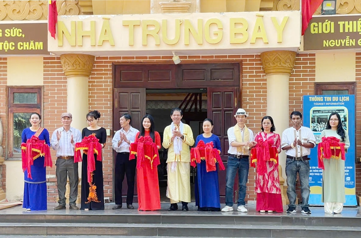 Ninh Thuận: Khai mạc trưng bày trang sức và trang phục truyền thống dân tộc Chăm 