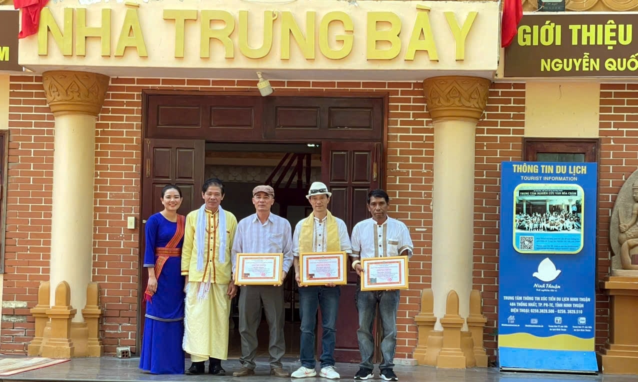 Ông Lê Xuân Lợi, Giám đốc Trung tâm Nghiên cứu Văn hóa Chăm trao Giấy chứng nhận tri ân các Nhà sưu tập hiến tặng hiện vật trang sức cho Trung tâm. Ông Lê Xuân Lợi, Giám đốc Trung tâm Nghiên cứu Văn hóa Chăm trao Giấy chứng nhận tri ân các Nhà sưu tập hiến tặng hiện vật trang sức cho Trung tâm.