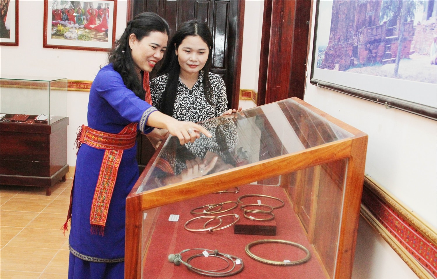 Hiện vật trang sức của đồng bào Chăm. Hiện vật trang sức của đồng bào Chăm.