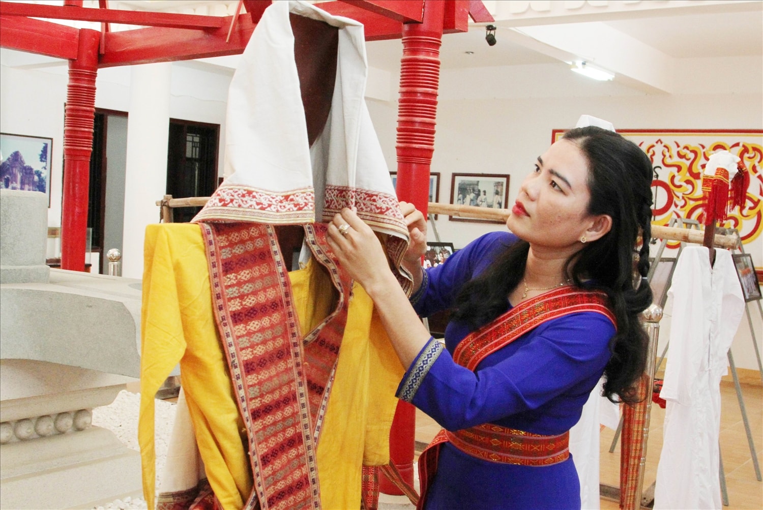 Trang phục thực hiện nghi thức trưởng thành của thiếu nữ Chăm Hồi giáo Bà ni. Trang phục thực hiện nghi thức trưởng thành của thiếu nữ Chăm Hồi giáo Bà ni.