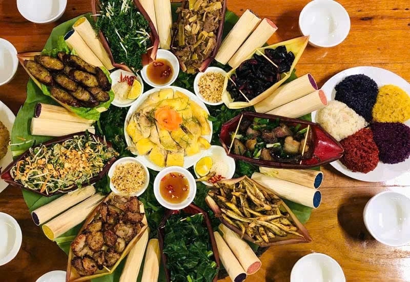 Tới nhà hàng Nhiên Hiên, thôn Tân Lập, du khách được trải nghiệm ẩm thực truyền thống của địa phương Tới nhà hàng Nhiên Hiên, thôn Tân Lập, du khách được trải nghiệm ẩm thực truyền thống của địa phương