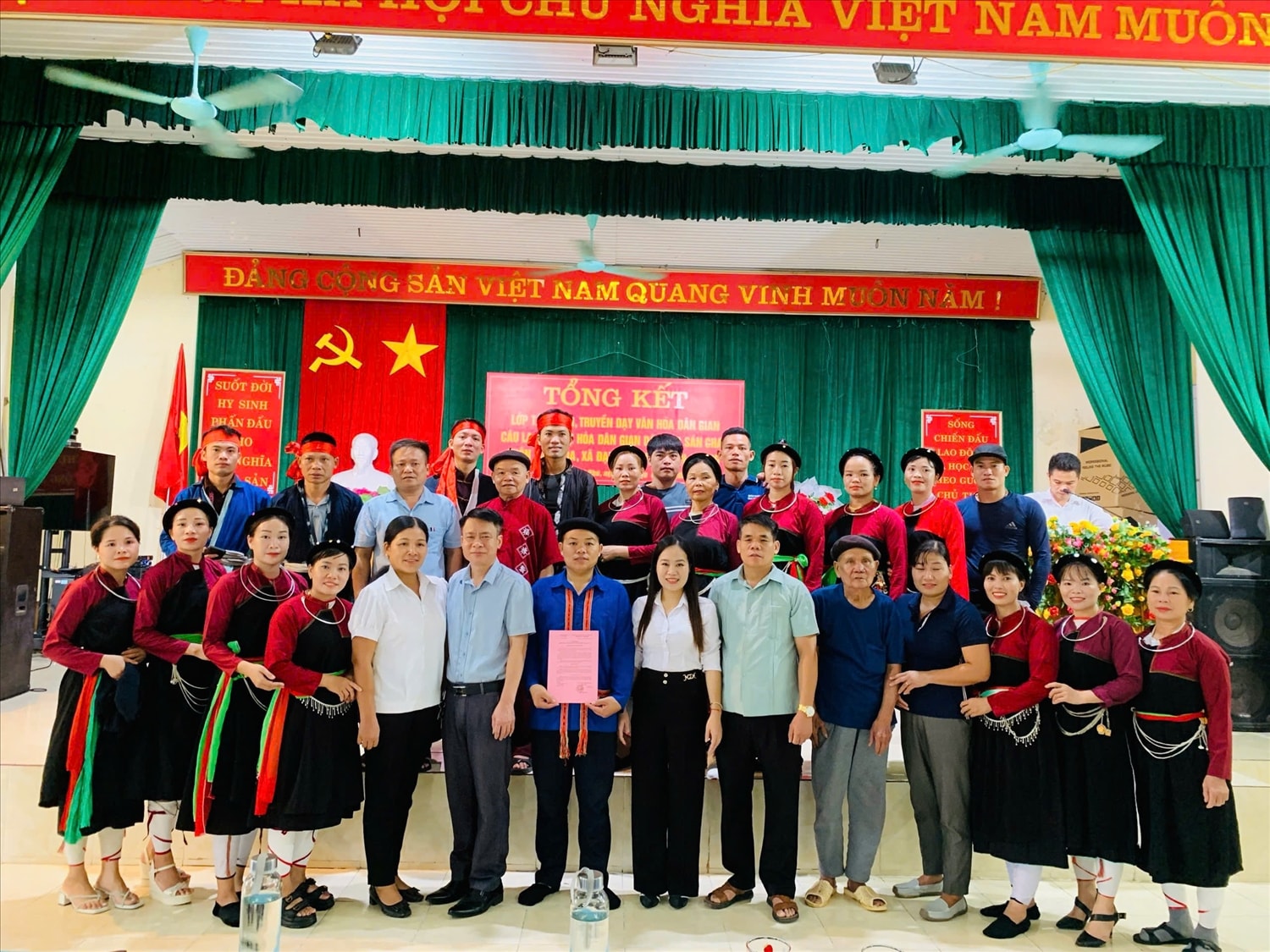 Lễ tổng kết lớp tập huấn, truyền dạy văn hoá dân gian Câu lạc bộ văn hoá dân gian dân tộc Sán Chay, thôn Mãn Hoá, xã Đại Phú. Lễ tổng kết lớp tập huấn, truyền dạy văn hoá dân gian Câu lạc bộ văn hoá dân gian dân tộc Sán Chay, thôn Mãn Hoá, xã Đại Phú.