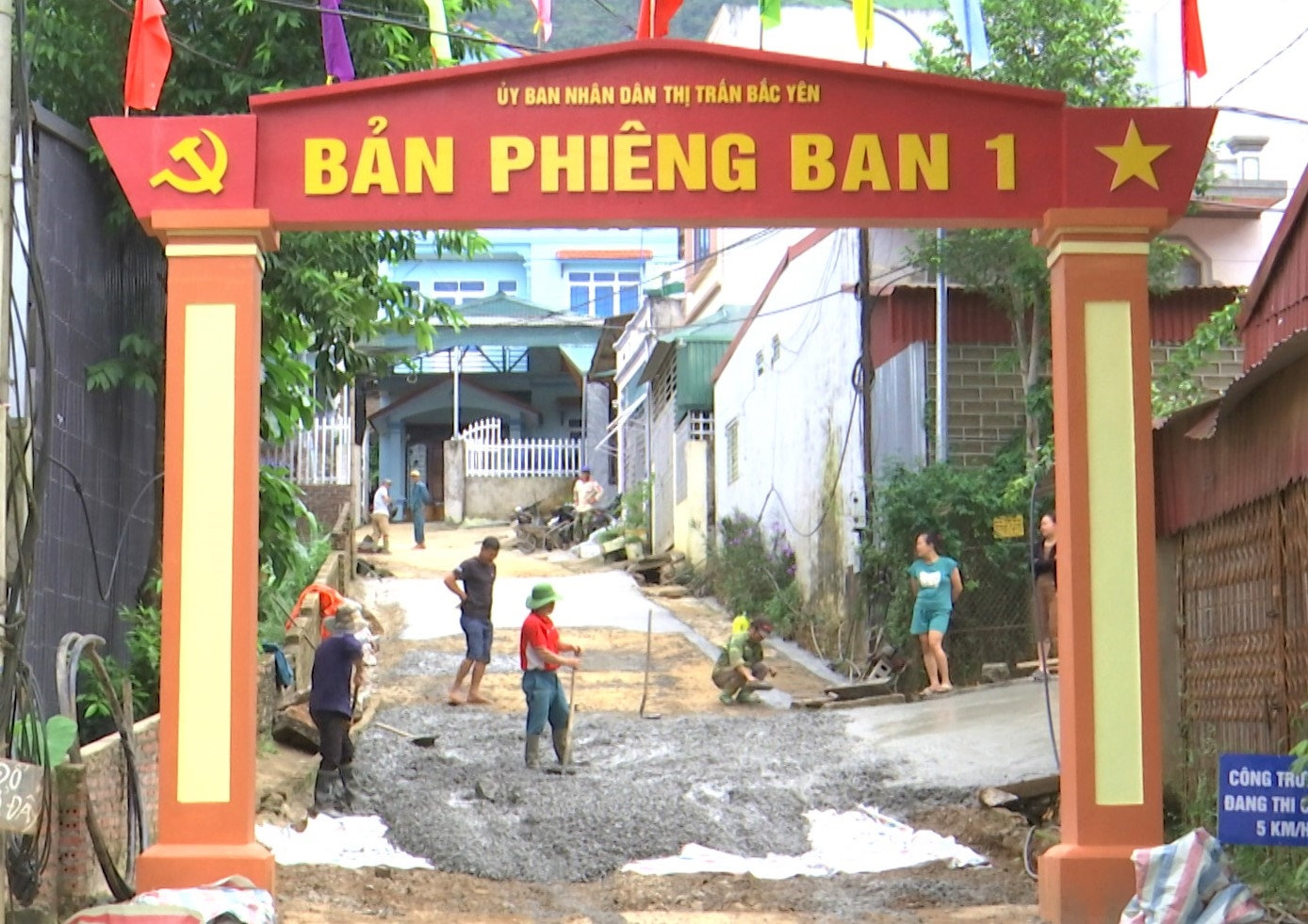 Cổng chào và các tuyến đường tại bản Phiêng Ban 1  thị trấn Bắc Yên, huyện Bắc Yên (Sơn La) được chỉnh trang, nâng cấp