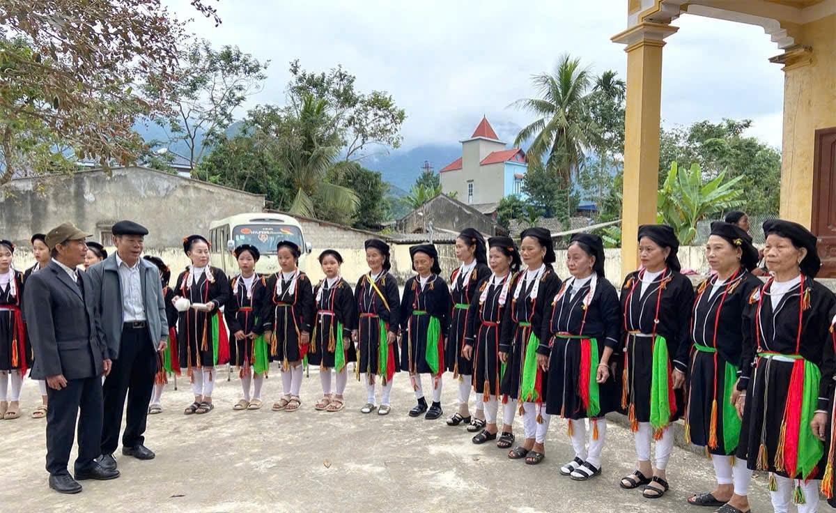 Các thành viên CLB hát Soọng cô thôn Hội Kế, xã Ninh Lai hát đón khách trong buổi tổng kết hoạt động năm 2024. Các thành viên CLB hát Soọng cô thôn Hội Kế, xã Ninh Lai hát đón khách trong buổi tổng kết hoạt động năm 2024.