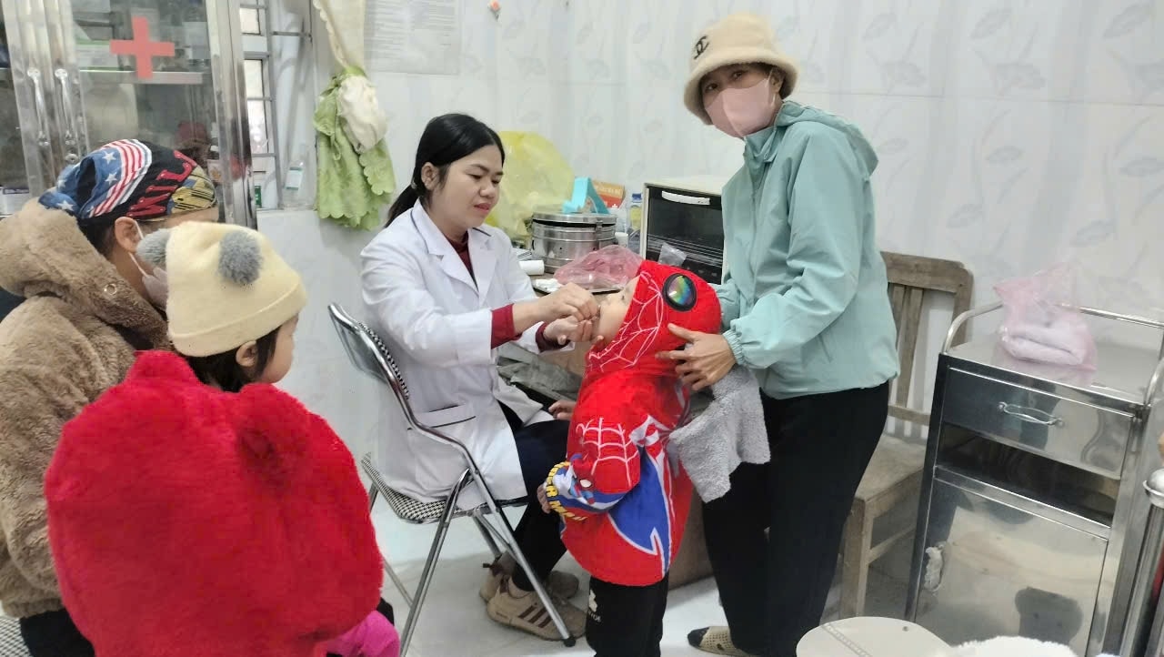 Đội ngũ y tế cho trẻ em xã Hưng Đạo cho trẻ uống Vitamin A Đội ngũ y tế cho trẻ em xã Hưng Đạo cho trẻ uống Vitamin A