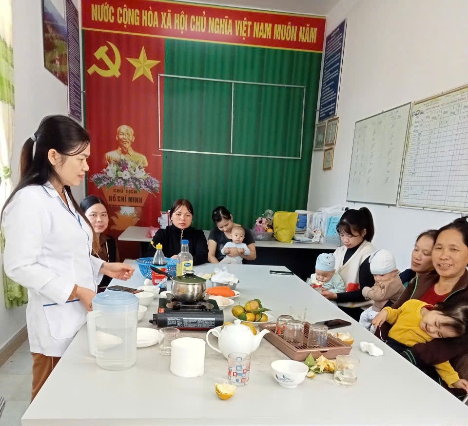 Cán bộ ngành Y hướng dẫn các bà mẹ chăm sóc dinh dưỡng cho trẻ dưới 24 tháng tuổi Cán bộ ngành Y hướng dẫn các bà mẹ chăm sóc dinh dưỡng cho trẻ dưới 24 tháng tuổi