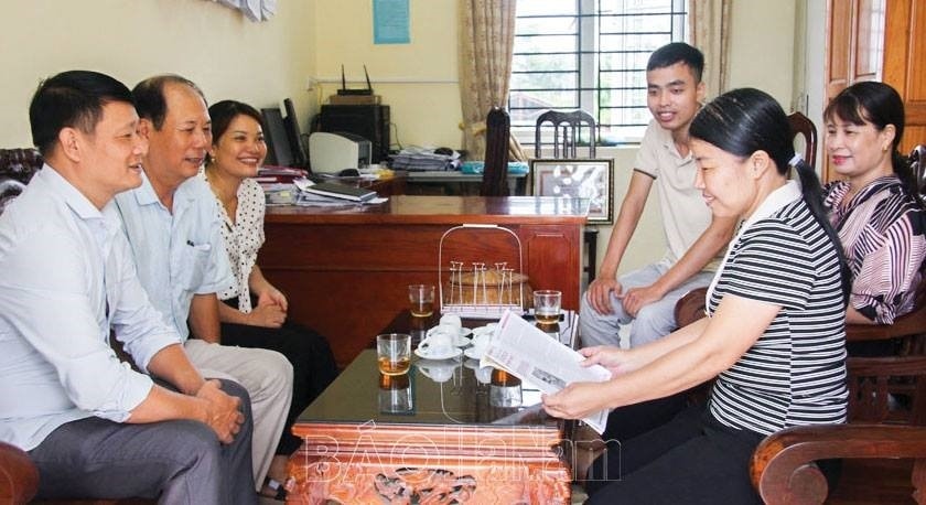 Cán bộ Hội LHPN xã An Ninh (Bình Lục) thực hiện nội dung tuyên truyền không hút thuốc lá tại cơ quan công sở