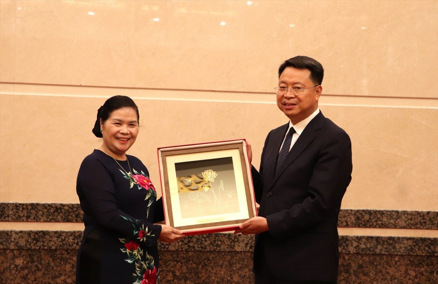 Bí thư Tỉnh ủy Lai Châu Giàng Páo Mỷ (Bên trái) tặng quà lưu niệm cho Bí thư Tỉnh ủy Châu Hồng Hà - Triệu Thụy Quân Bí thư Tỉnh ủy Lai Châu Giàng Páo Mỷ (Bên trái) tặng quà lưu niệm cho Bí thư Tỉnh ủy Châu Hồng Hà - Triệu Thụy Quân