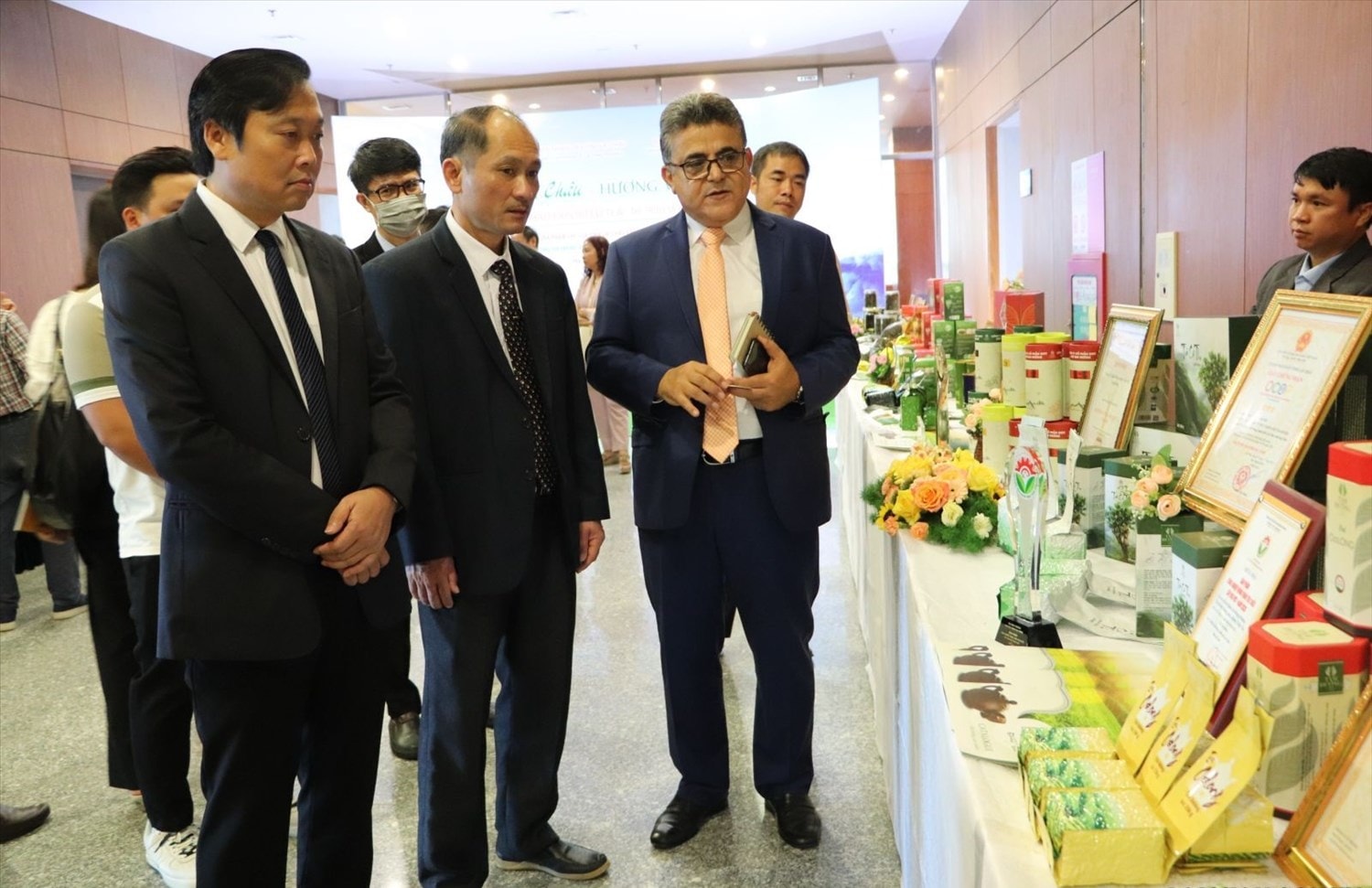 Đại diện lãnh đạo Sở Ngoại vụ, Sở Nông nghiệp và Phát triển nông thôn giới thiệu tới đại biểu quốc tế một số sản phẩm trà Lai Châu. Đại diện lãnh đạo Sở Ngoại vụ, Sở Nông nghiệp và Phát triển nông thôn giới thiệu tới đại biểu quốc tế một số sản phẩm trà Lai Châu.