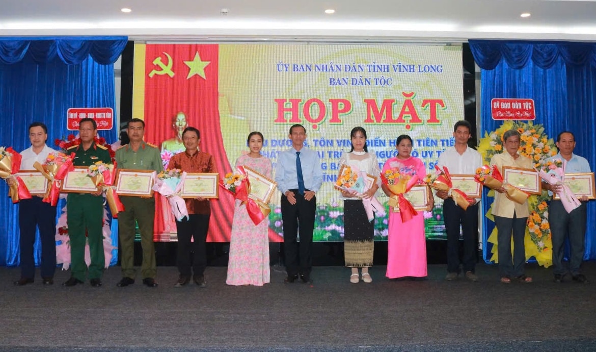 Ông Đặng Văn Chính, Phó Chủ tịch UBND tỉnh Vĩnh Long trao Bằng khen của Chủ tịch UBND tỉnh đến Người có uy tín tại họp mặt biểu dương năm 2024 Ông Đặng Văn Chính, Phó Chủ tịch UBND tỉnh Vĩnh Long trao Bằng khen của Chủ tịch UBND tỉnh đến Người có uy tín tại họp mặt biểu dương năm 2024