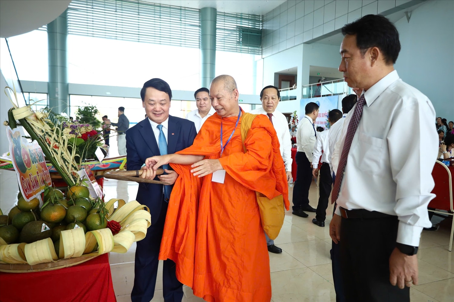 Thượng tọa Sơn Ngọc Huynh, Chủ tịch Hội đoàn kết sư sãi yêu nước tỉnh Vĩnh Long, cũng là Người có uy tín trong đồng bào các DTTS , giới thiệu nông cụ truyền thống của đồng bào Khmer với Bộ trưởng, Chủ nhiệm Uỷ ban Dân tộc Hầu A Lềnh tại Đại hội đại biểu các DTTS tỉnh Vĩnh Long lần thứ IV, năm 2024 Thượng tọa Sơn Ngọc Huynh, Chủ tịch Hội đoàn kết sư sãi yêu nước tỉnh Vĩnh Long, cũng là Người có uy tín trong đồng bào các DTTS , giới thiệu nông cụ truyền thống của đồng bào Khmer với Bộ trưởng, Chủ nhiệm Uỷ ban Dân tộc Hầu A Lềnh tại Đại hội đại biểu các DTTS tỉnh Vĩnh Long lần thứ IV, năm 2024