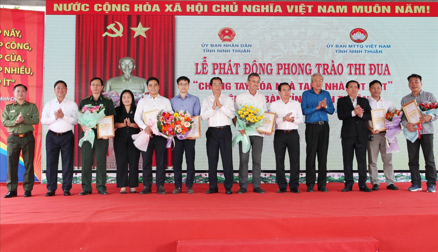 Lãnh đạo tỉnh Ninh Thuận tặng hoa và trao giấy chứng nhận Tấm Lòng Vàng các đơn vị, doanh nghiệp ủng hộ kinh phí xóa nhà tạm, nhà dột nát. 