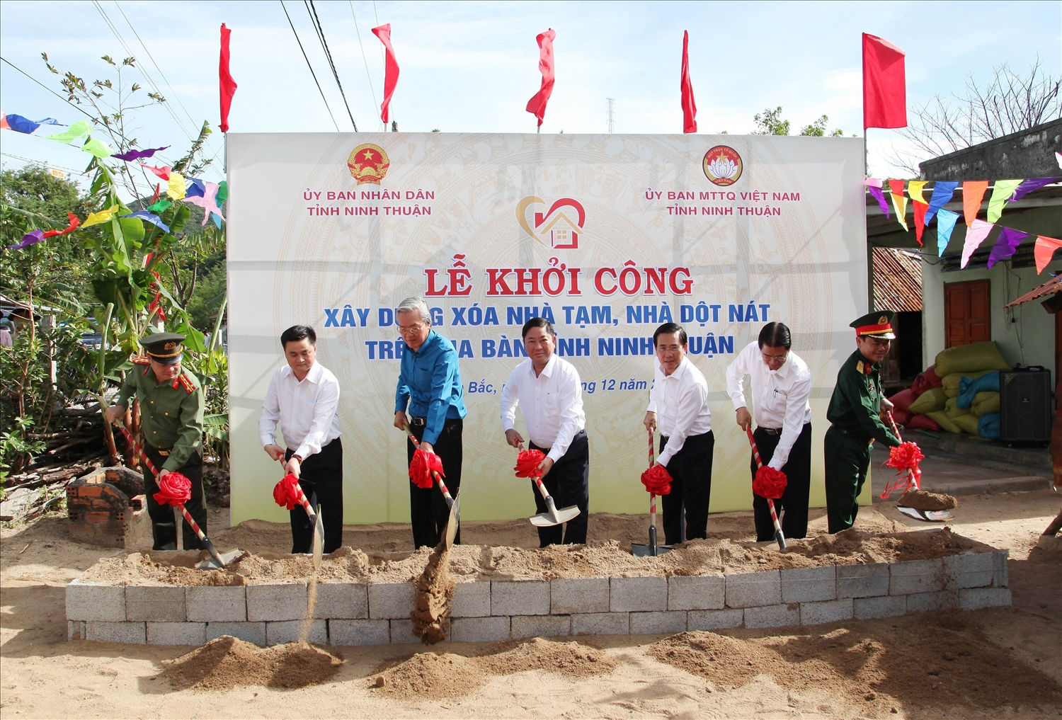 Lãnh đạo tỉnh Ninh Thuận thực hiện nghi thức khởi công xóa nhà tạm, nhà dột nát tại gia đình ông Mai Bá ở xã Phước Kháng. 